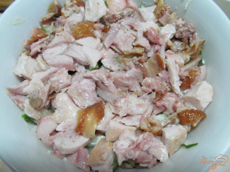 Фото приготовление рецепта: Салат из копченной курицы фасоли и огурца шаг №7