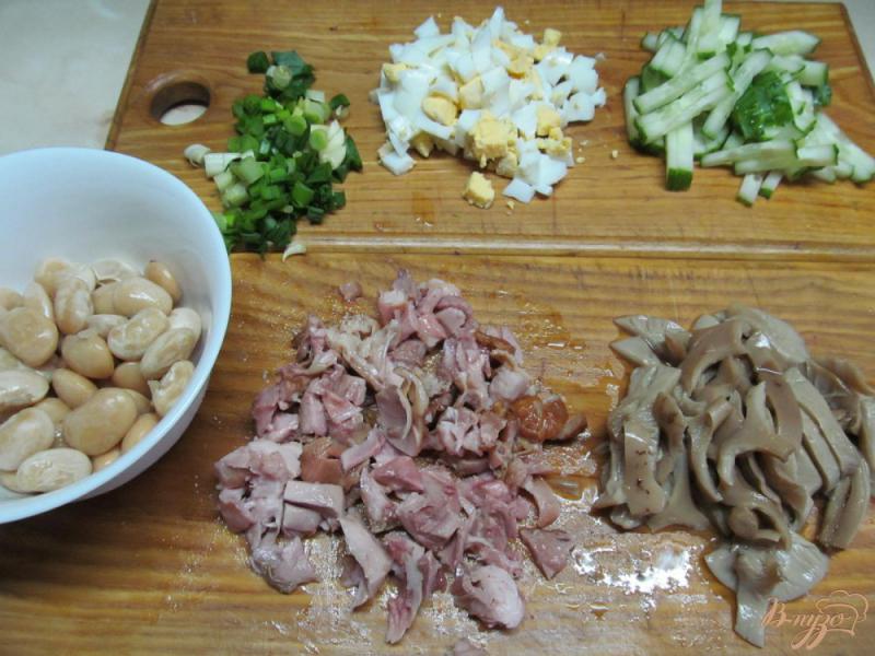 Фото приготовление рецепта: Салат из копченной курицы фасоли и огурца шаг №2