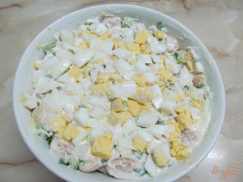 Фото приготовление рецепта: Салат из копченной курицы фасоли и огурца шаг №9