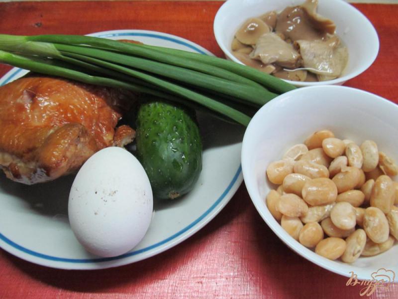Фото приготовление рецепта: Салат из копченной курицы фасоли и огурца шаг №1