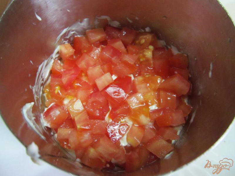 Фото приготовление рецепта: Салат из курицы помидора и грибов шаг №7