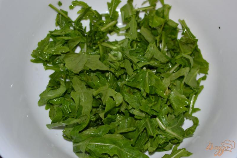 Фото приготовление рецепта: Салат из рукколы, редиса и листьев салата шаг №1