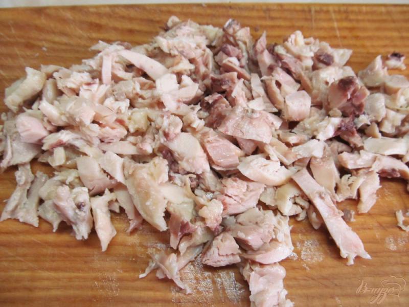 Фото приготовление рецепта: Салат из курицы помидора и грибов шаг №3