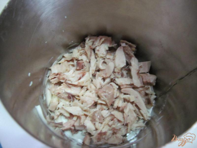 Фото приготовление рецепта: Салат из курицы помидора и грибов шаг №4
