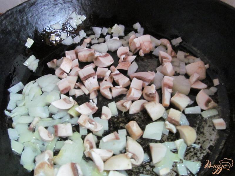 Фото приготовление рецепта: Салат из курицы помидора и грибов шаг №2