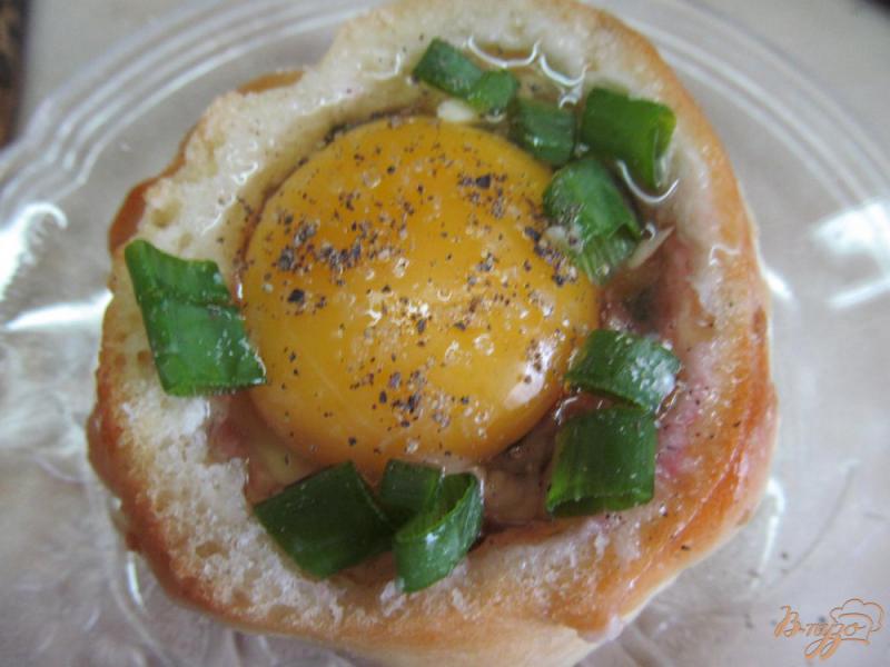 Фото приготовление рецепта: Яйцо в булочке шаг №6