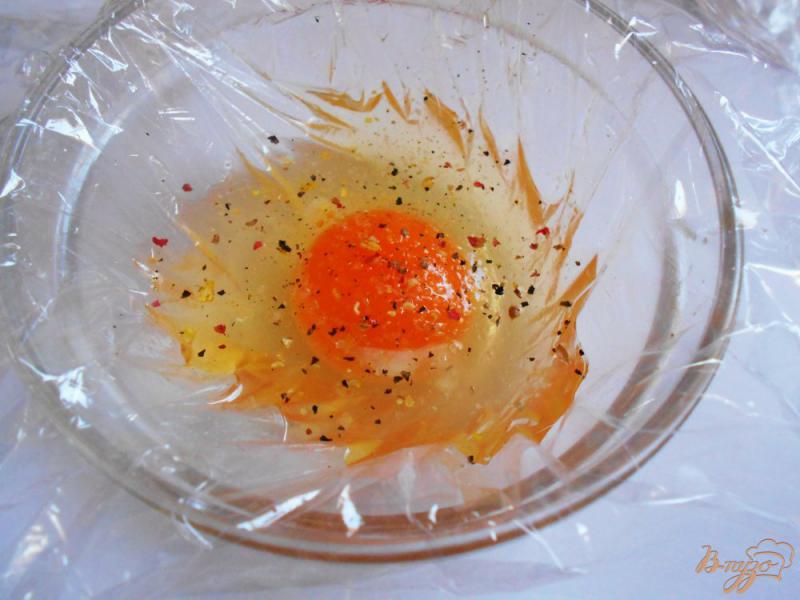 Фото приготовление рецепта: Яйца всмятку приготовленные в пленке шаг №3