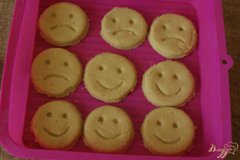 Фото приготовление рецепта: Детское кукурузное печенье «Смайлы» шаг №7