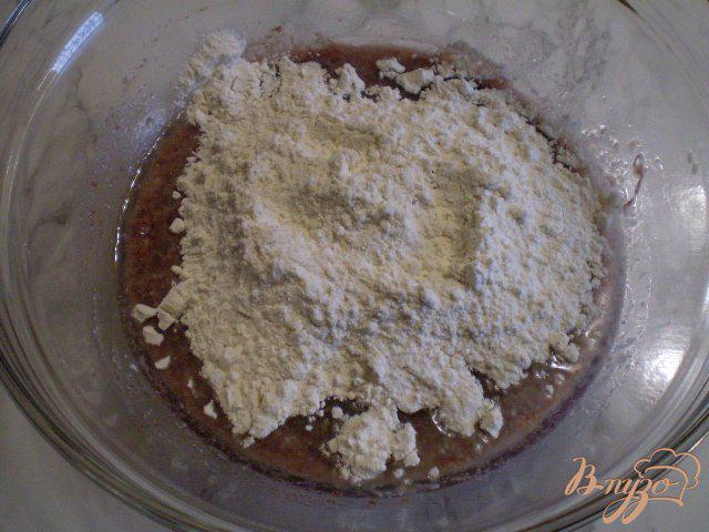 Фото приготовление рецепта: Чайный пирог с вареньем шаг №3
