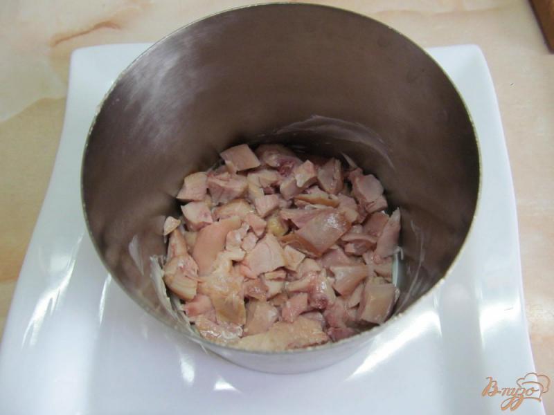 Фото приготовление рецепта: Салат и копченной курицы помидора и арахиса шаг №4