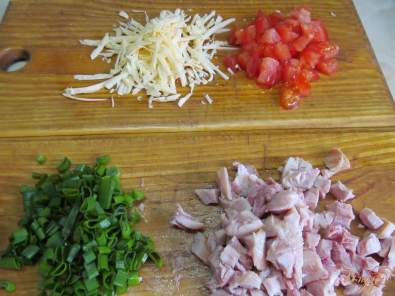Фото приготовление рецепта: Салат и копченной курицы помидора и арахиса шаг №2