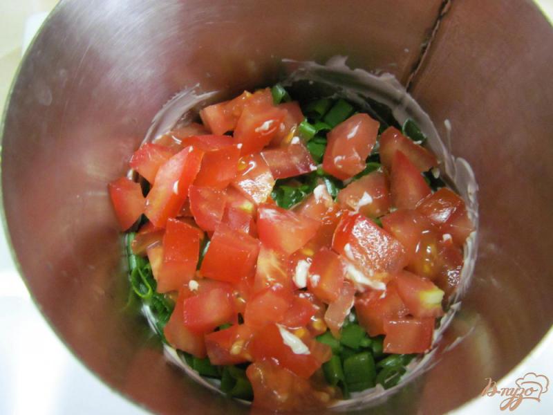 Фото приготовление рецепта: Салат и копченной курицы помидора и арахиса шаг №6