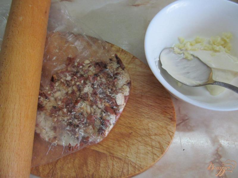 Фото приготовление рецепта: Салат и копченной курицы помидора и арахиса шаг №3