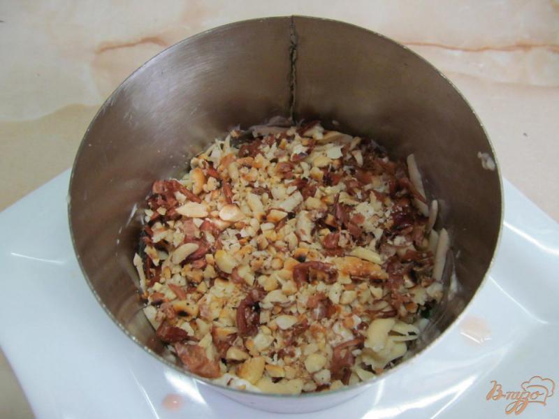 Фото приготовление рецепта: Салат и копченной курицы помидора и арахиса шаг №8