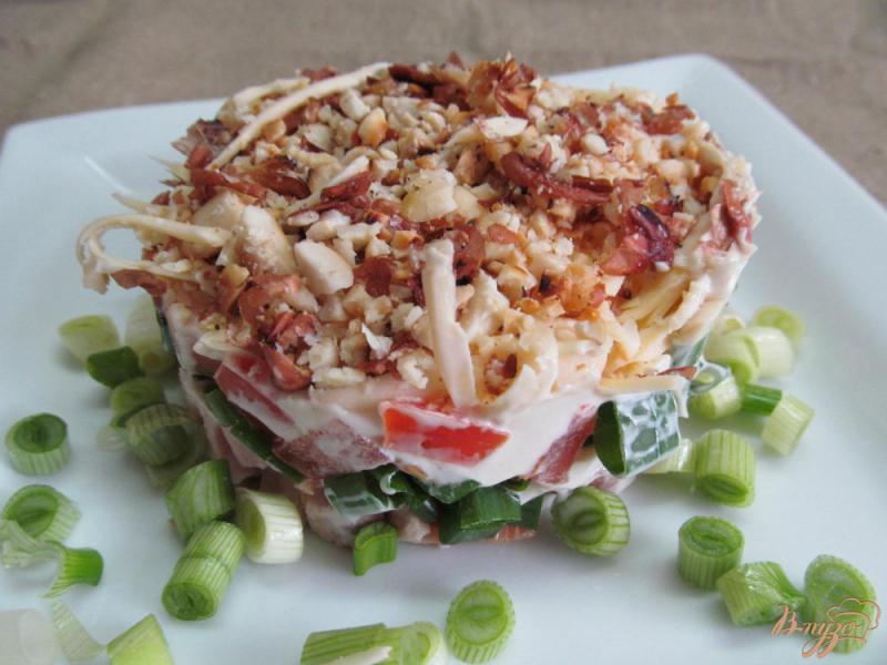 Фото приготовление рецепта: Салат и копченной курицы помидора и арахиса шаг №9