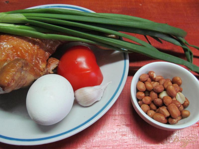 Фото приготовление рецепта: Салат и копченной курицы помидора и арахиса шаг №1