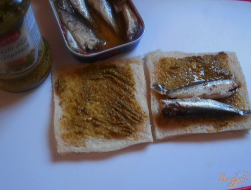 Фото приготовление рецепта: Рыбные пирожки из бутербродного хлеба с соусом песто шаг №4