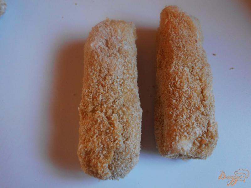 Фото приготовление рецепта: Рыбные пирожки из бутербродного хлеба с соусом песто шаг №8