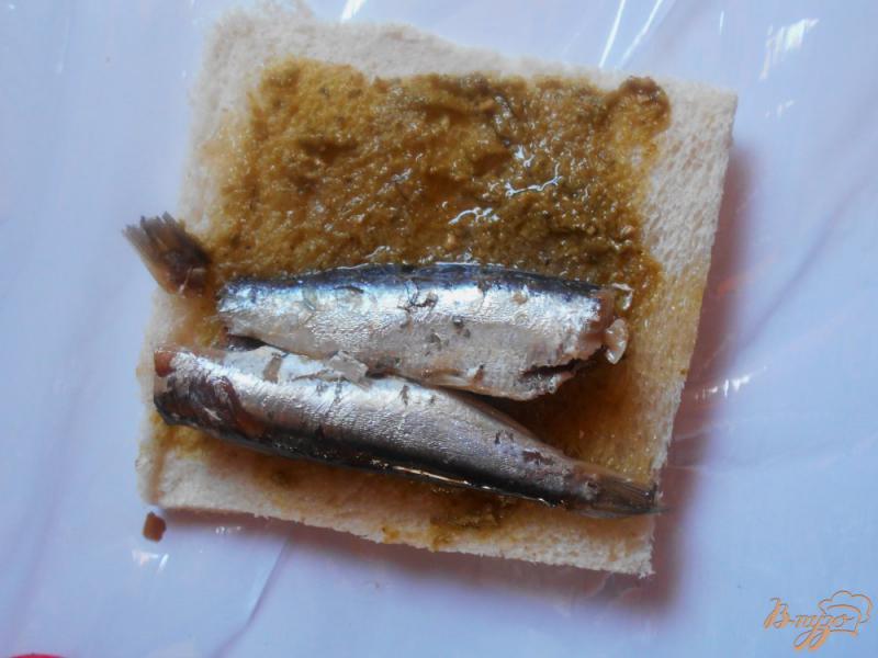 Фото приготовление рецепта: Рыбные пирожки из бутербродного хлеба с соусом песто шаг №5