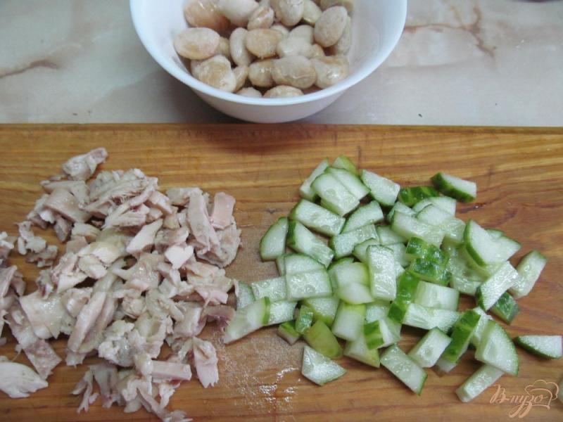 Фото приготовление рецепта: Салат из курицы фасоли и огурца шаг №2