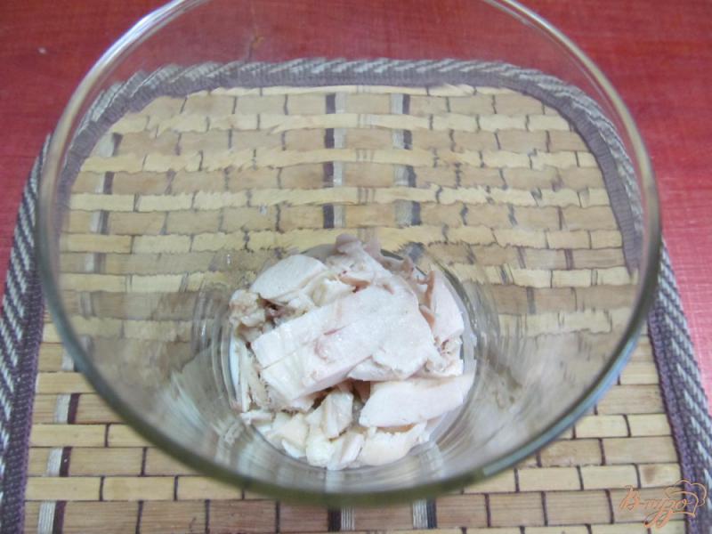 Фото приготовление рецепта: Салат из курицы фасоли и огурца шаг №5