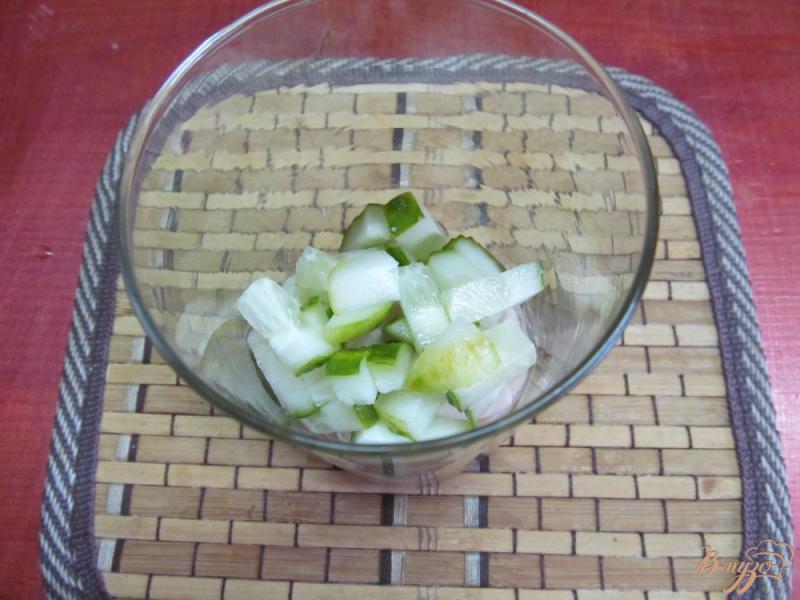 Фото приготовление рецепта: Салат из курицы фасоли и огурца шаг №6
