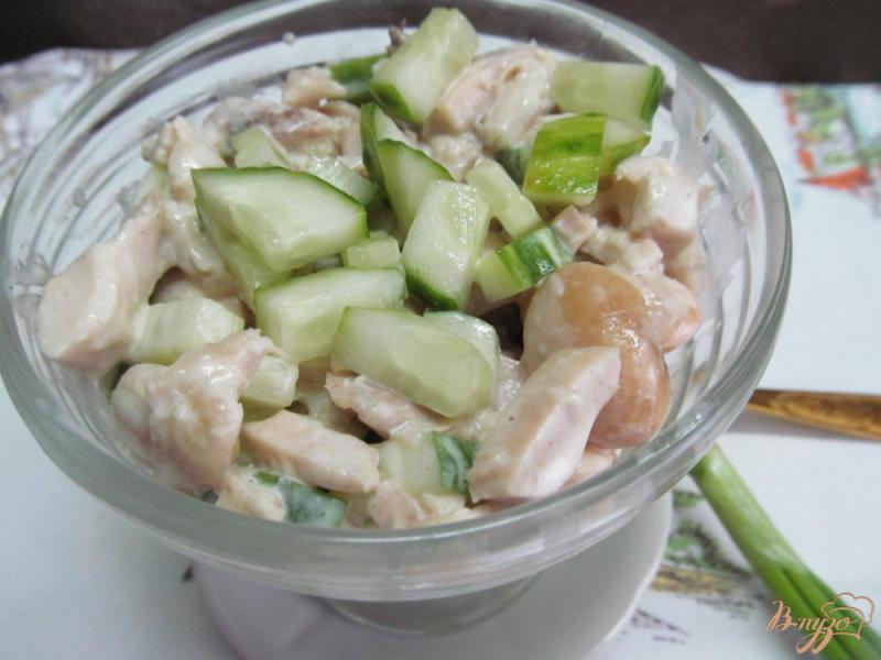 Фото приготовление рецепта: Салат из курицы фасоли и огурца шаг №9