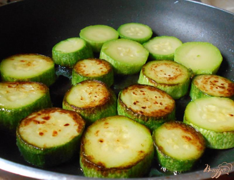 Фото приготовление рецепта: Кабачки в сливочном соусе с зеленью шаг №5