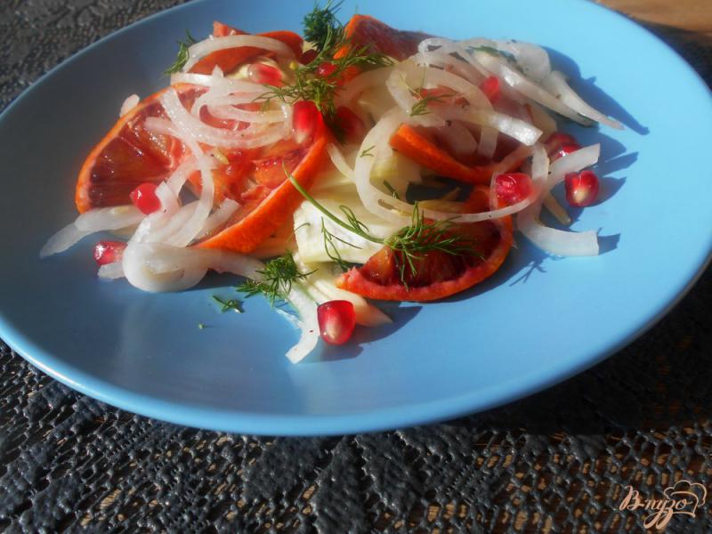 Фото приготовление рецепта: Салат с сангвини, фенхелем и маринованным луком шаг №5