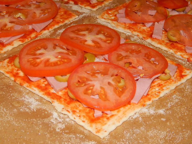 Фото приготовление рецепта: Пицца с колбасой и сыром шаг №6