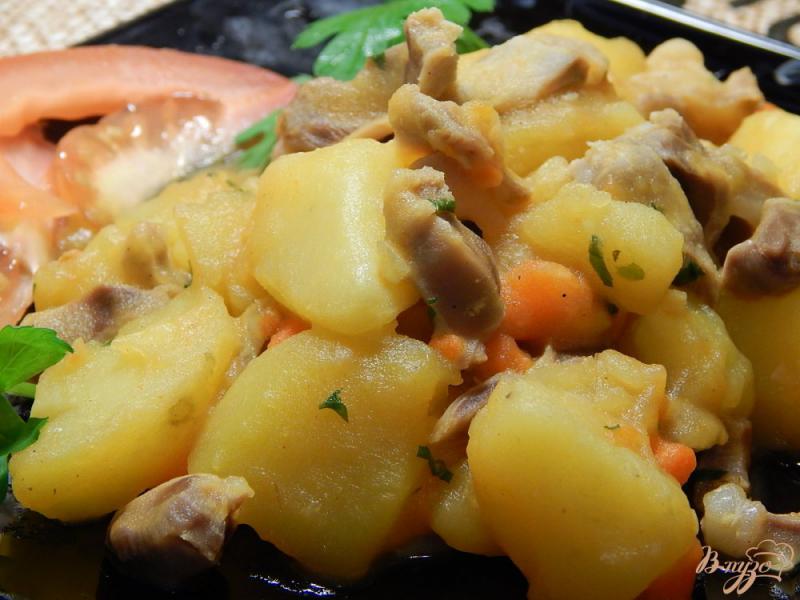 Фото приготовление рецепта: Куриные желудочки с картофелем шаг №8