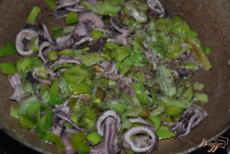 Фото приготовление рецепта: Кальмары с картофелем в сметанном соусе шаг №5
