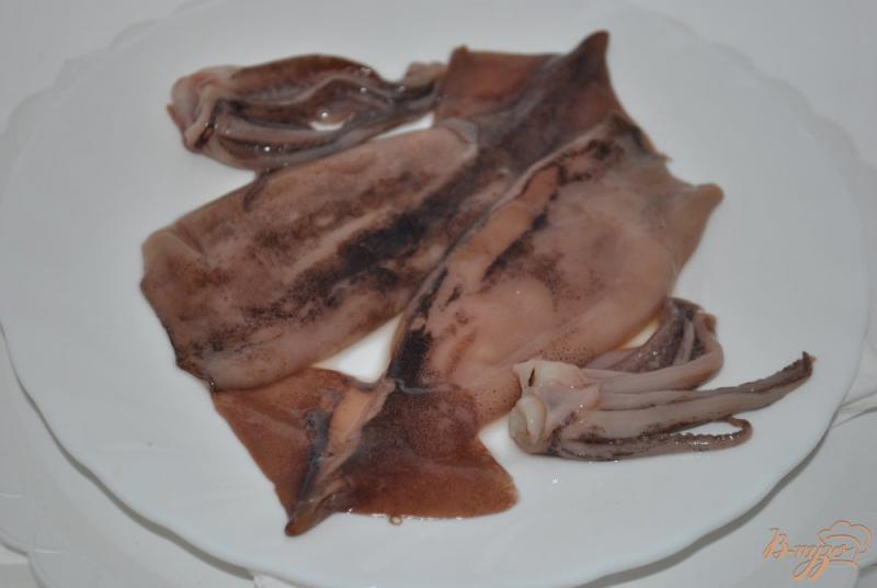 Фото приготовление рецепта: Кальмары с картофелем в сметанном соусе шаг №1