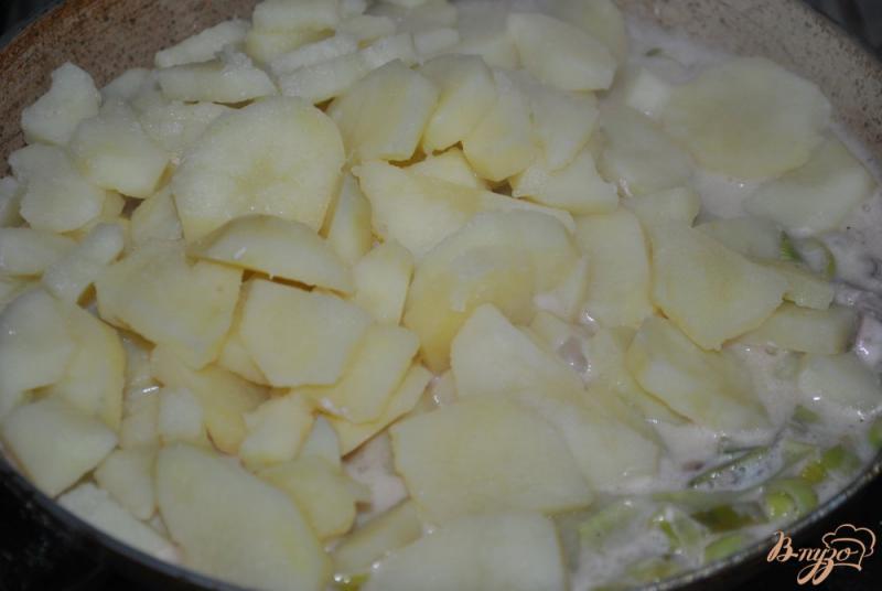 Фото приготовление рецепта: Кальмары с картофелем в сметанном соусе шаг №10