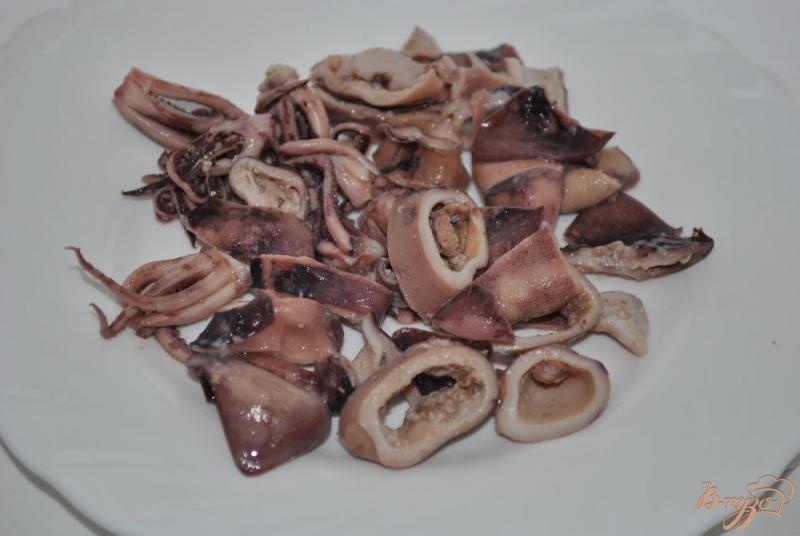 Фото приготовление рецепта: Кальмары с картофелем в сметанном соусе шаг №2