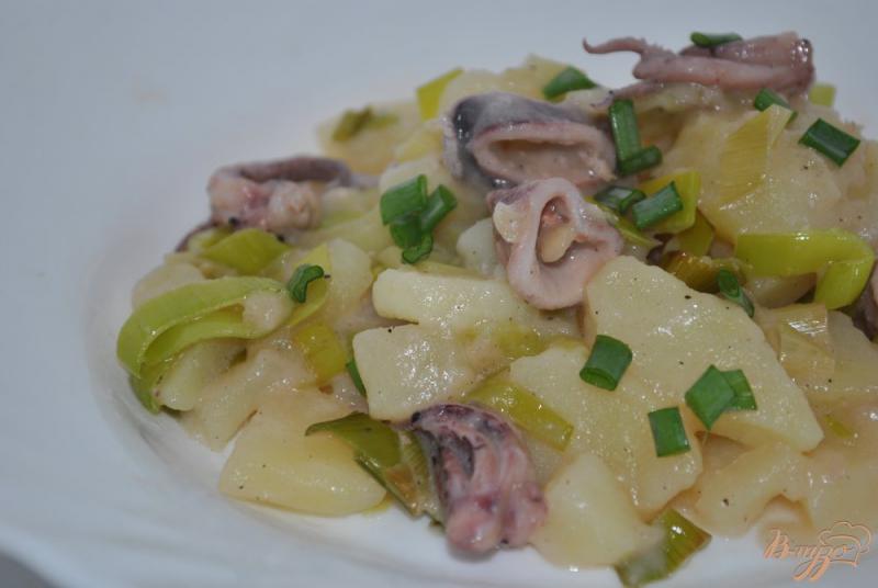 Фото приготовление рецепта: Кальмары с картофелем в сметанном соусе шаг №11