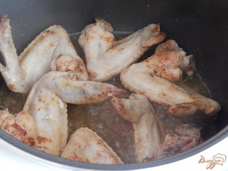 Фото приготовление рецепта: Куриные крылышки в мультиварке шаг №5