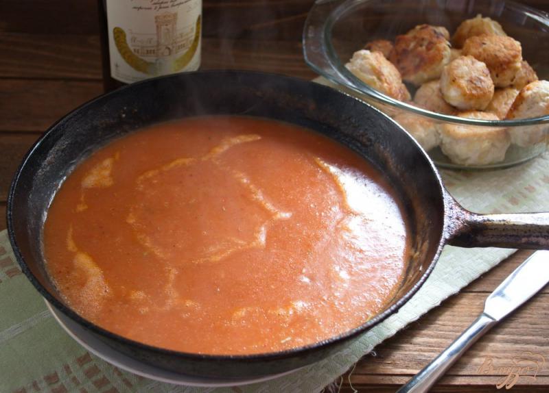 Фото приготовление рецепта: Сметанно-томатный соус для тефтелей шаг №4