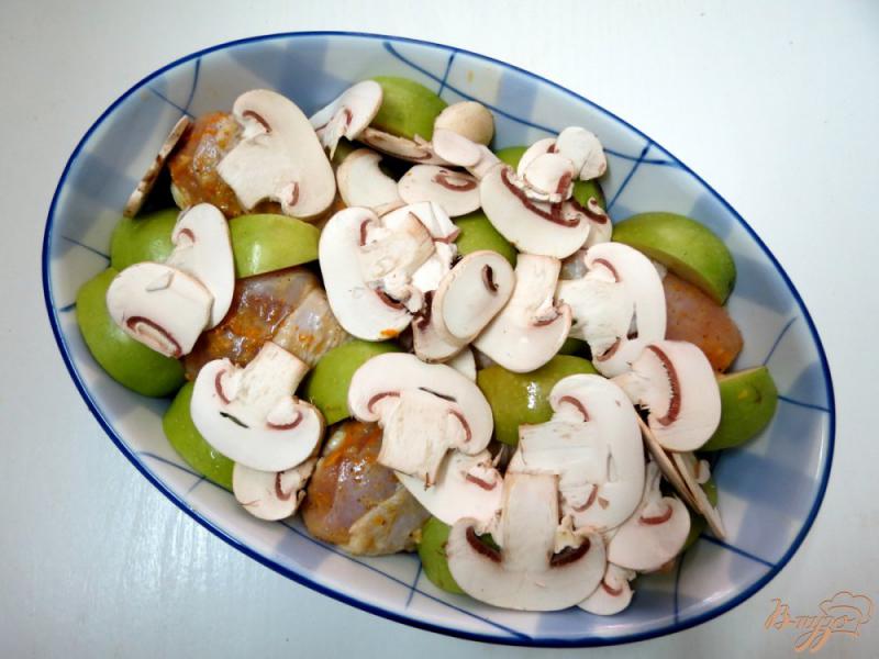 Фото приготовление рецепта: Куриные голени с апельсинами и яблоками шаг №3