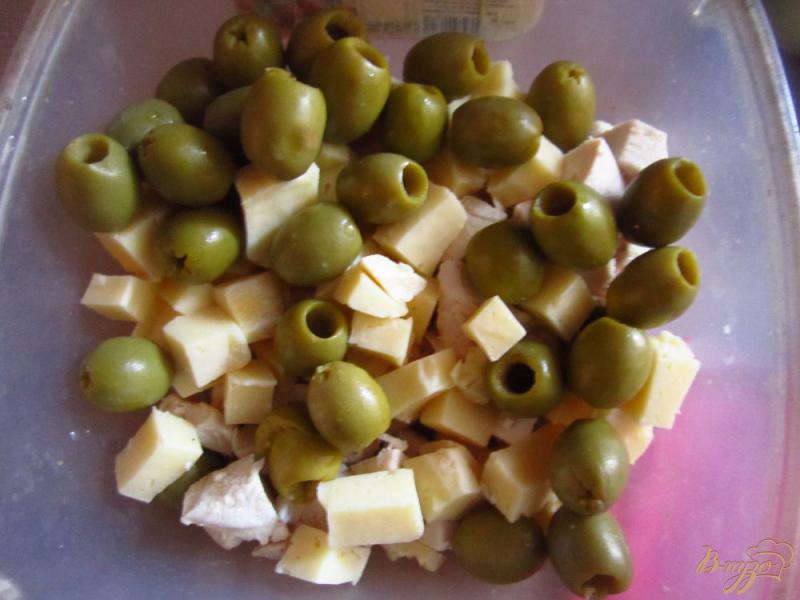 Фото приготовление рецепта: Салат с курицей, оливками и ананасами шаг №4