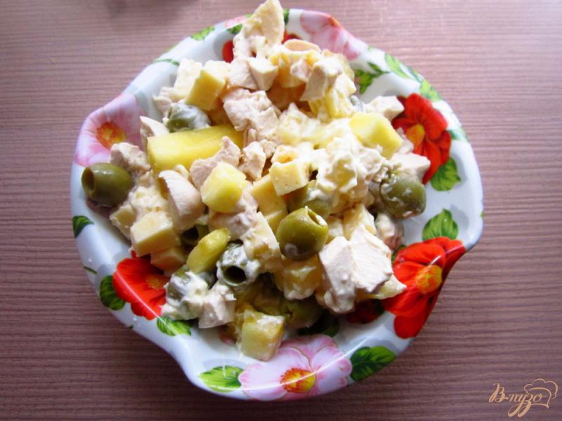 Фото приготовление рецепта: Салат с курицей, оливками и ананасами шаг №5