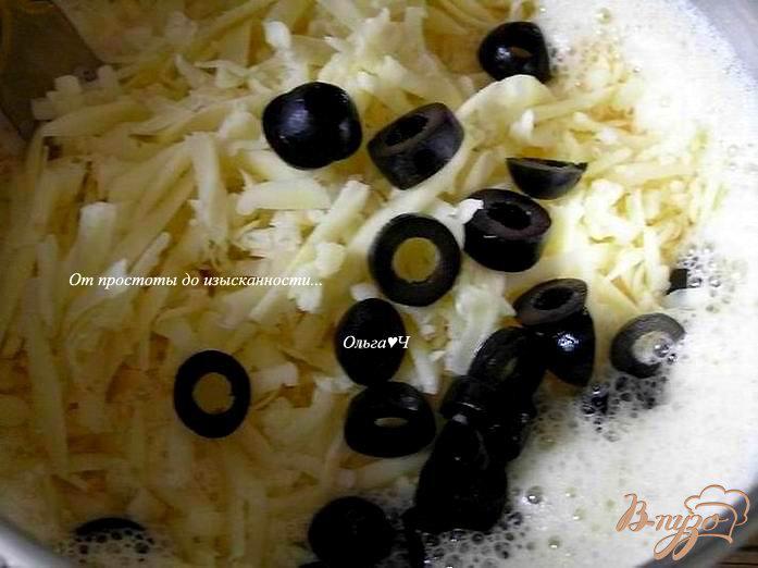 Фото приготовление рецепта: Сырные булочки с маслинами и кунжутом шаг №2