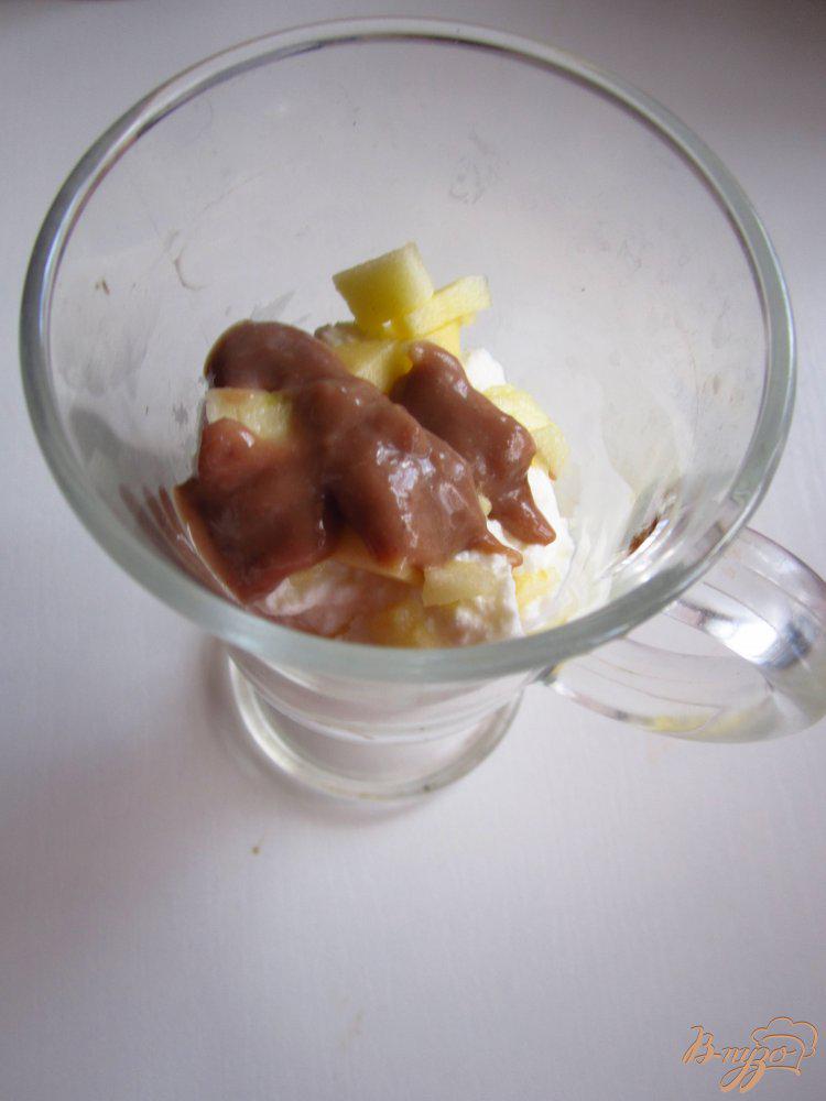 Фото приготовление рецепта: Творожный десерт с мороженым и нутеллой шаг №3