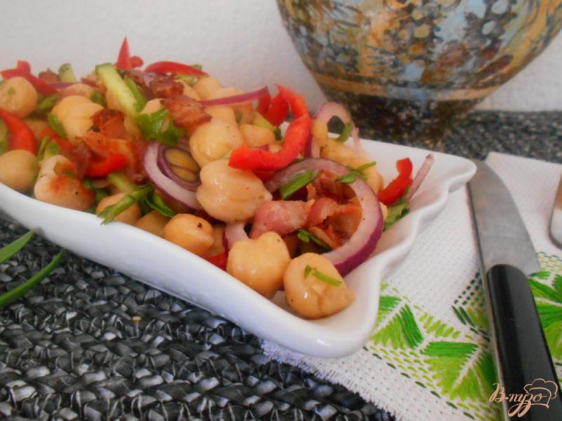 Фото приготовление рецепта: Салат с нутом и беконом шаг №9