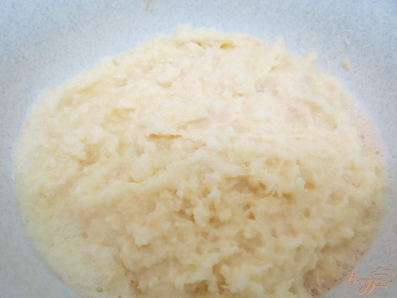 Фото приготовление рецепта: Драники с сыром и белком шаг №4