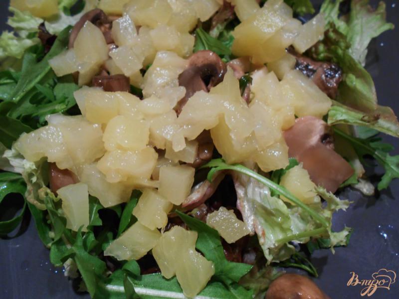 Фото приготовление рецепта: Салат из куриного филе и ананаса с оригинальной заправкой. шаг №4