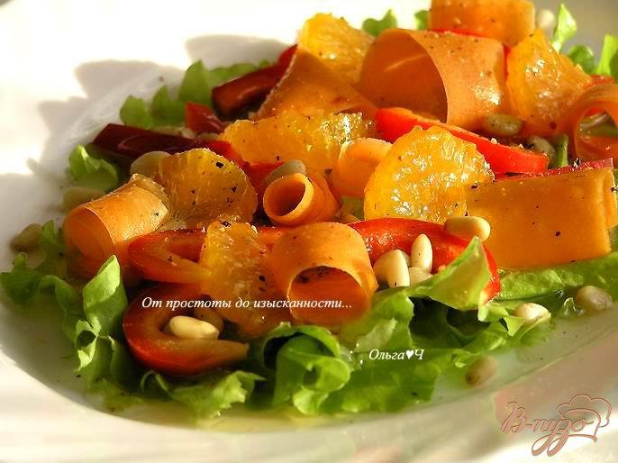 Фото приготовление рецепта: Салат из моркови и сладкого перца с мандаринами и кедровыми орешками шаг №4