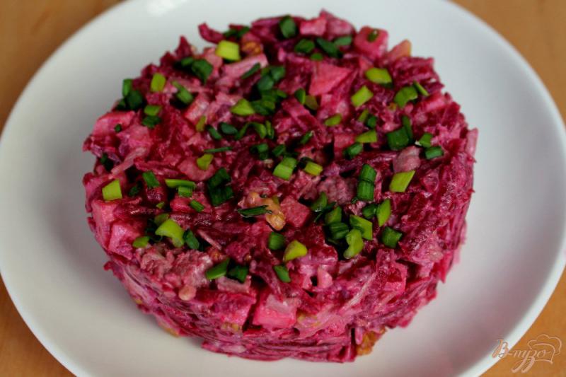 Фото приготовление рецепта: Свекольный салат с мясом и яблоком шаг №6