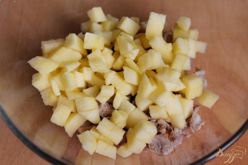Фото приготовление рецепта: Свекольный салат с мясом и яблоком шаг №2