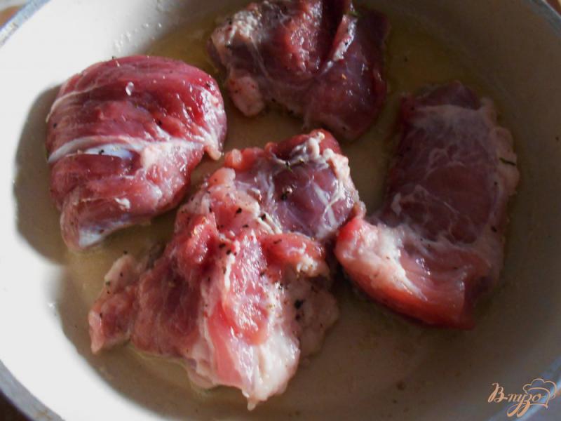 Фото приготовление рецепта: Свинина в винно- грибном соусе с тимьяном шаг №3
